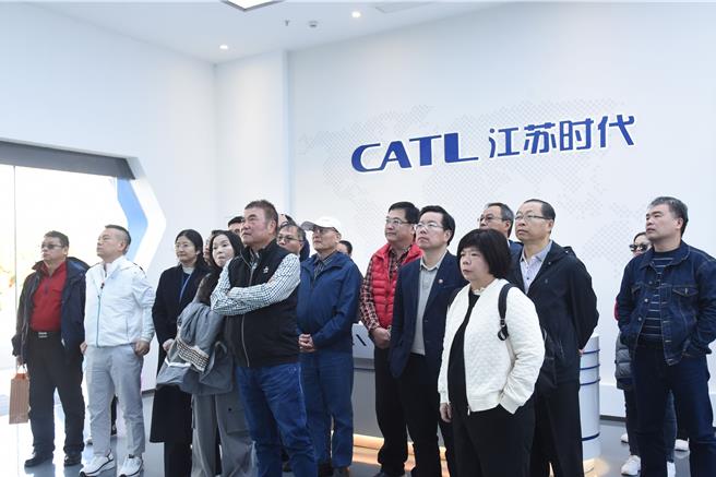 苗栗县政府参访团12月2日前往江苏省溧阳市，参访新能源技术领域的领航者——寧德时代新能源科技公司，深入了解电动汽车电池系统与储能技术的制造与应用。（苗栗县政府提供／吕丽甄苗栗传真）