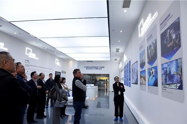 苗栗县政府参访团12月2日前往江苏省溧阳市，参访新能源技术领域的领航者——寧德时代新能源科技公司，深入了解电动汽车电池系统与储能技术的制造与应用。（苗栗县政府提供／吕丽甄苗栗传真）