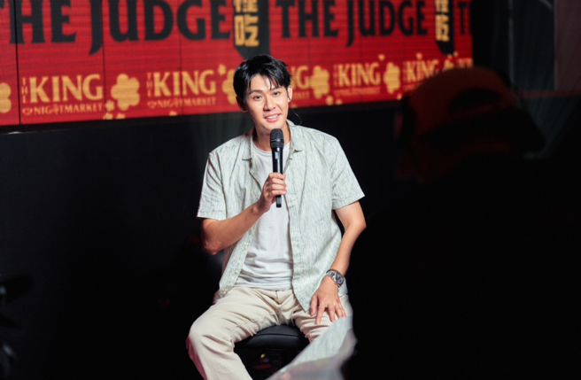 李玉玺担任《夜市王》的飞行导师，（纬来电视网提供）