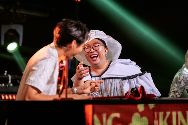 娘娘（右）开心跟李玉玺同框当评审。（纬来电视网提供）