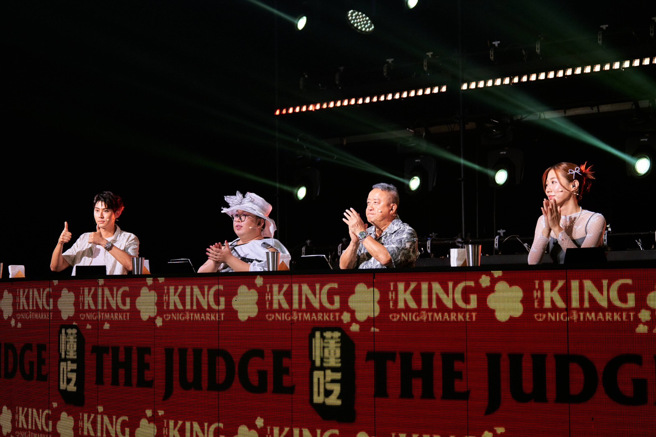 李玉玺（左起）、娘娘，曾志伟、金针菇一同评选台湾美食。（纬来电视网提供）