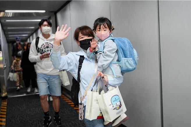 星宇航空「台中–冲绳」，首航班机于今下午13点15分许，自台中启航，登机旅客还可获星宇航空的「首航礼」冲绳首航杯。（星宇航空提供／张妍溱台中传真）