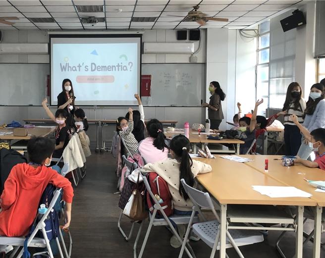 國立高雄大學日前在仕隆國小舉辦英語營隊活動，帶領學童認識失智症。（高雄大學提供／林瑞益高雄傳真）