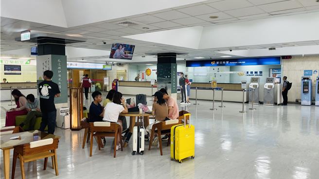 國內機票價格將於今（2024）年12月31日起全面調降，平均降幅約4.3％，東部民眾、遊客及觀光業者普遍認為降價無感。（蕭嘉蕙攝）