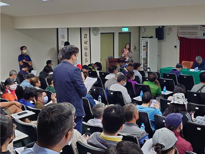 高铁南延路廊方案尚未定案，交通部铁道局2日下午于苓雅区举办说明会，与会居民对「高雄案」表达高度支持。（任义宇摄）