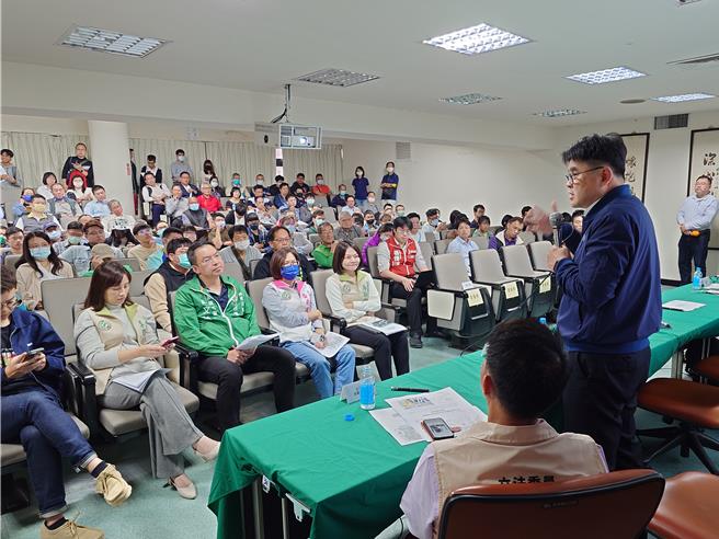 高铁南延路廊选择说明会苓雅场，由交通部铁道局长杨正君率团队到场说明，吸引满场居民到场。（任义宇摄）