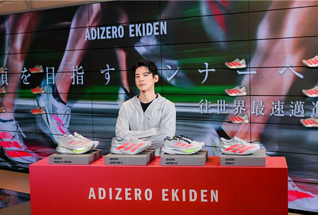 adidas ADIZERO系列跑鞋发表全新「箱根驿传」新色，男星林柏宏穿上ADIZERO ADIOS PRO 4后称讚，「像是有人在推你，跑步较不易疲累。」该鞋7800元。（adidas提供／朱世凯台北传真）