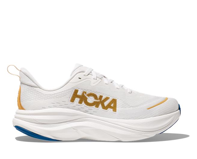 HOKA Skyflow霜白色／金，5280元。（HOKA提供／朱世凯台北传真）