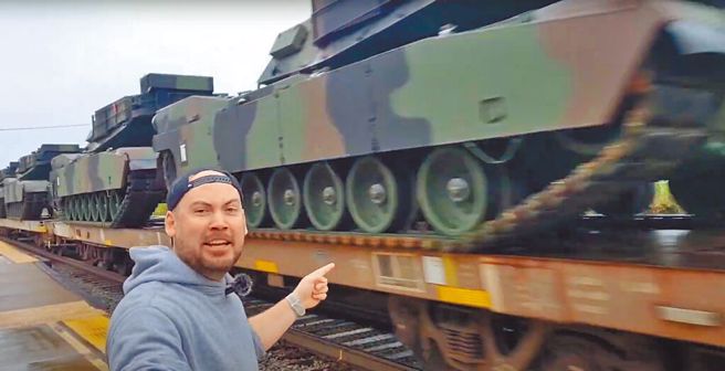 美国一位铁道迷DiabloMontana日前在密西西比州拉普拉达市火车站，拍摄到一列正载运12辆战车的货运列车通过，据传这批战车是即将运往台湾的M1A2T主力战车。（YouTube：DiabloMontana提供）