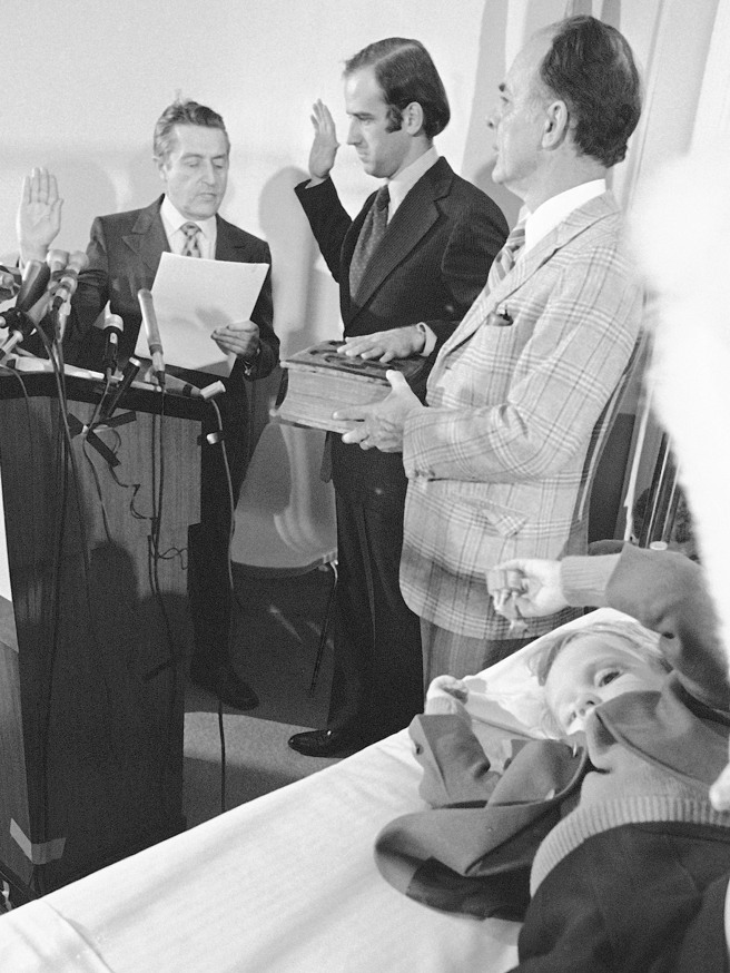 图为1973年1月5日拜登（上图中）宣誓就职参议员，前方男童为当时才4岁、已因脑癌逝世的拜登长子波伊（Beau Biden）。（美联社）