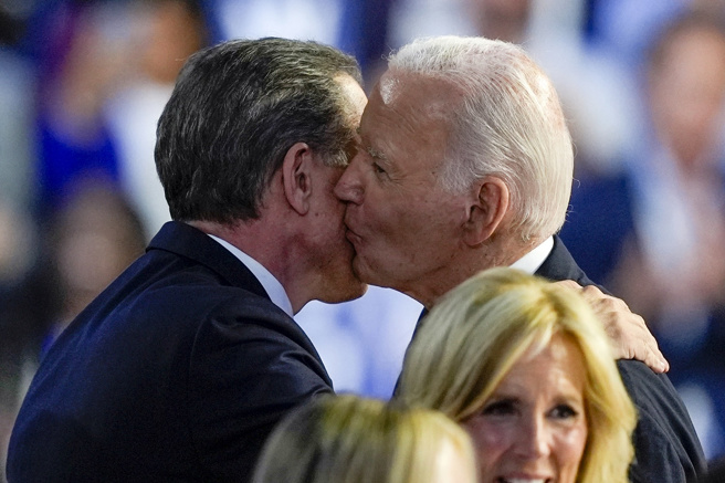 图为2024年8月19日民主党全国代表大会上，拜登亲吻韩特。（美联社）
