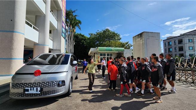 沙鹿区北势国中于2日指出，因校内交通车仅8人座位，但每次出赛人数是16人须第2部车载送，校方寻求民间资源协助，日前获台中市敦睦公益协进会，捐赠1部市价约170万元交通车给校方。（北势国中提供／张妍溱台中传真）