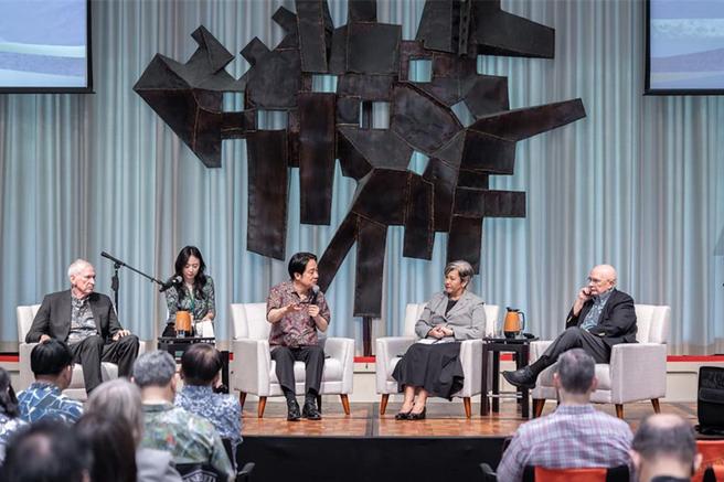 總統賴清德於夏威夷台北時間2日上午受邀前往智庫東西中心，與現場學者專家進行交流座談。圖／總統府提供