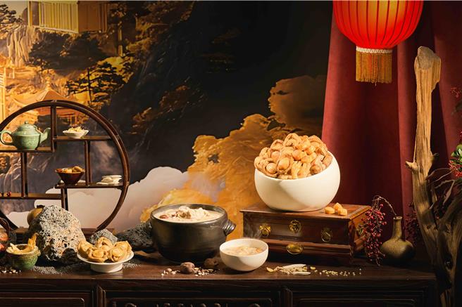 颐宫中餐厅携手老协珍，推出宅米其林3星年菜家宴，共有顶级福州鲍鱼佛跳墙与广东老火例汤两款年节礼盒。（君品酒店提供／吴娮翎台北传真） 