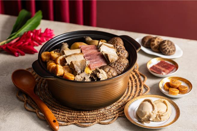 国宾珍宝车轮鲍花菇清鸡汤。（台北国宾饭店提供／吴娮翎台北传真）