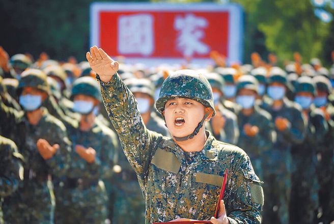 近日国安会操刀修改军校通识课程，缩减国文含孙子兵法及英文这两个基础学科学分，以之增设「近代思想」与「人权与民主发展」这两个深含政治意味的课程。（示意图／军闻社）