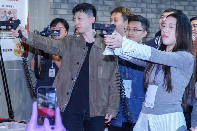 陆生团到长庚大学交流，马龙（左）和杨倩（右），进行射击友谊赛。（资料照／陈麒全摄）