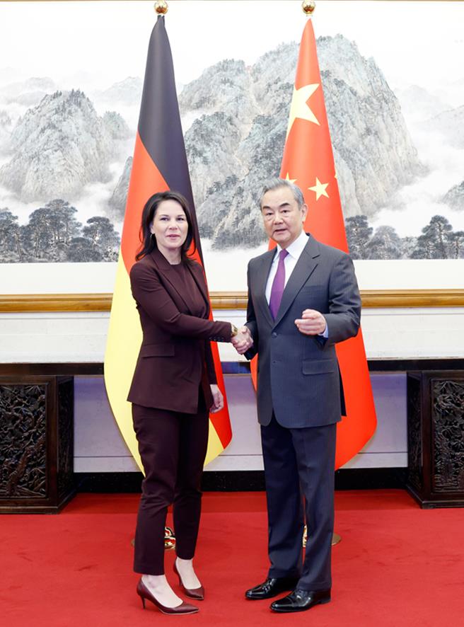 2024年12月2日，中共中央政治局委員、外交部長王毅（右）在北京同德國外長貝爾伯克（左）舉行第七輪中德外交與安全戰略對話。（中國外交部官網）