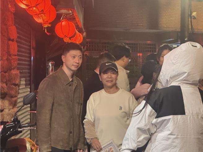 因外型亮眼而备受瞩目的大陆乒乓球奥运6金王马龙应邀与民眾合影留念。（柯毓庭摄）