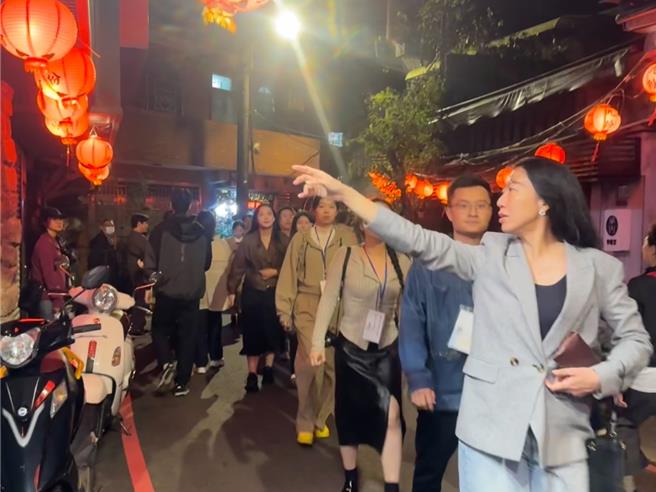 马英九基金会邀请陆生访台，今（２）日陆生团前往九份知名餐厅「古窗海景会馆」用晚膳。（柯毓庭摄）