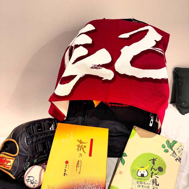 江国豪今日分享辰己凉介送的回礼，包括手套、签名球、仙台伴手礼等。（翻摄自江国豪IG）