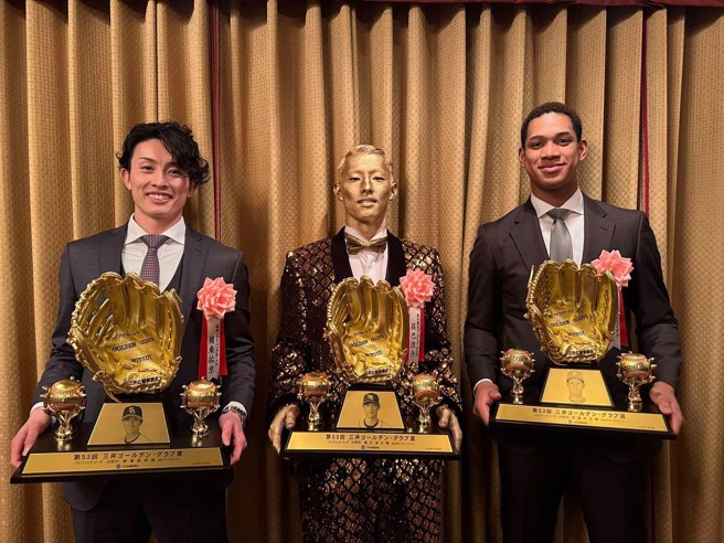 辰己凉介（中）在赛前豪语输了转投手，江国豪因此在赛后送出自己的手套。（翻摄自东北乐天金鹫X）