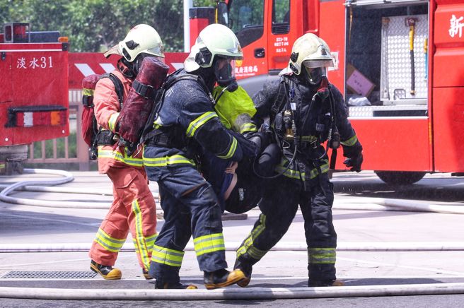 有网友好奇投入公职，消防员跟警察哪个比较好，钓出一票人给意见。（示意图／资料照）