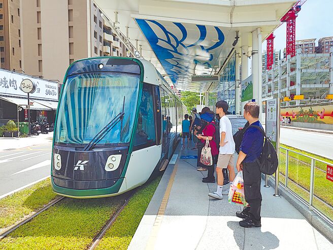 根据铁道局「我国轨道建设执行概况」报告，高雄捷运黄线预算自1442.37亿元调整为2348.31亿元。图为高雄轻轨。（本报资料照片）