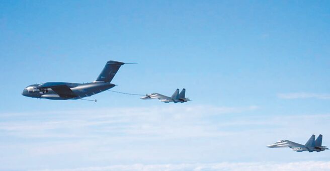 中俄联合军演，1架解放军运20空中加油机（前）于冲绳和宫古岛的空域之间，为2架歼16战斗机进行空中加油，日本航空自卫队全程监控。（摘自日本防卫省统合幕僚监部官网）