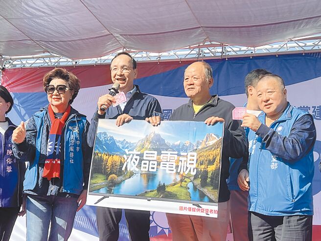 國民黨主席朱立倫（右三）1日到台中參加市黨部舉辦的黨慶活動，但台中市長盧秀燕感冒未出席。（資料照/林欣儀攝）