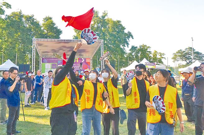 屏东县国际志工日运动大会1日登场，由「咕咕鸡赛跑」揭开序幕，大家拿扇子将公鸡气球扇在空中往终点跑。（罗琦文摄）