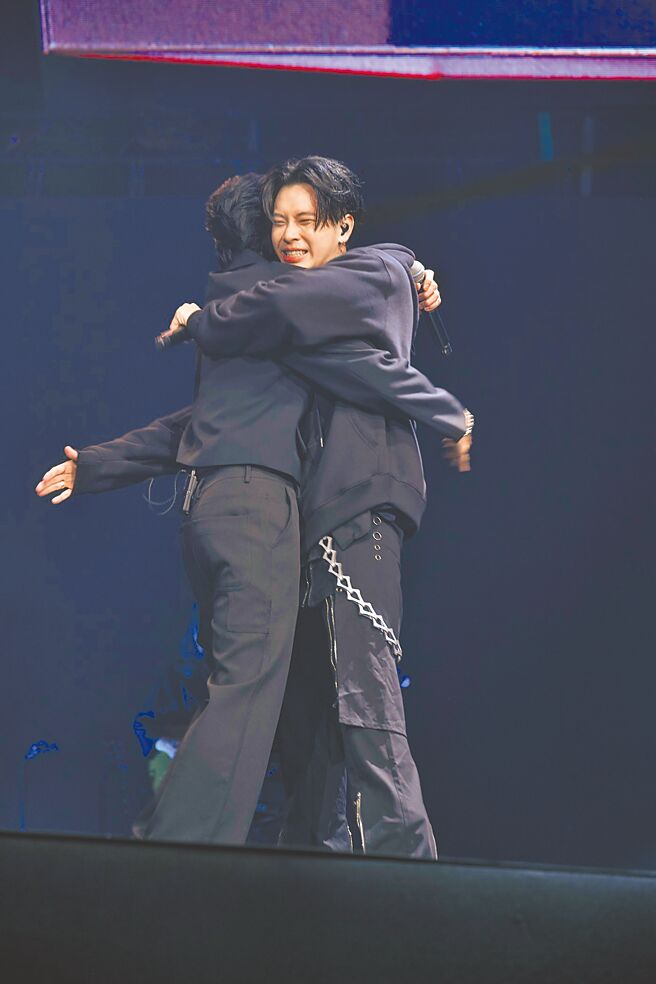 高尔宣（右）首攻高流，好友娄峻硕到场突袭献惊喜。（龙大谢音乐X KKLIVE提供）