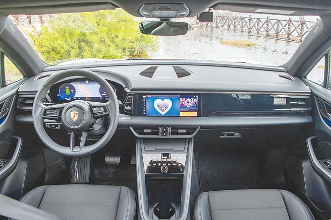 仪表控台以黑色面板贯穿，搭配LED光带环境照明，藉以彰显内部的宽阔感。（陈大任摄）