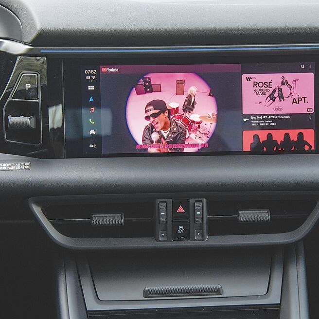 车辆静止时可观看YouTube线上影片。（陈大任摄）