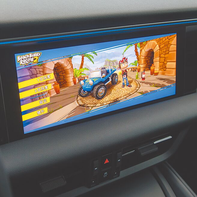 车主可于系统下载各种程式，图为赛车游戏。（陈大任摄）