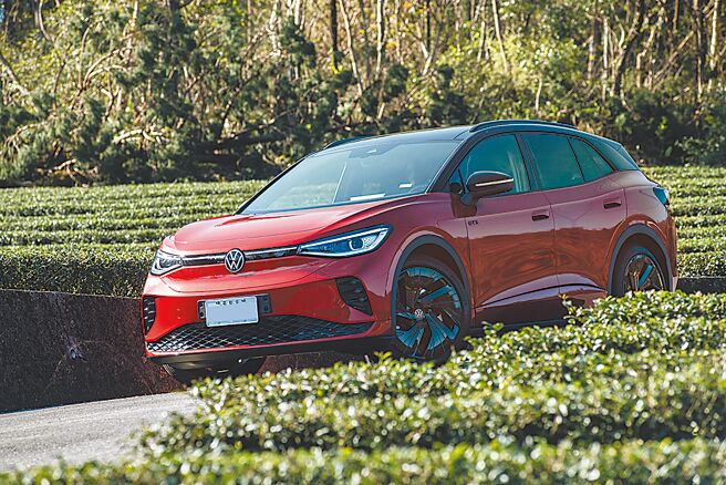 台灣福斯推出ID.4與ID.5兩款電動車系，並為喜愛性能動感的車主提供GTX車型，圖為VW ID.4 GTX，0－100km／h加速5.4秒，售價199.8萬。（陳大任攝）