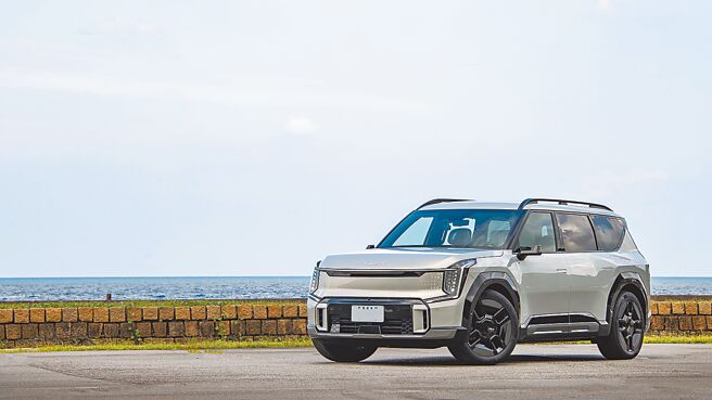 Kia EV9為品牌首款純電智慧旗艦LSUV，圖為搭載前後雙馬達的GT-line e-AWD車款，座艙採七人座配置，售價299.9萬元。（陳大任攝）