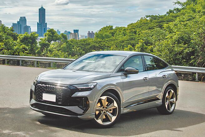 Audi Q4 Sportback e-tron車身運用短前懸設計，搭配大尺寸輪圈和壯碩的肌理線條，展現迷人姿態，圖為55 quattro S line，售價245萬元。（陳大任攝）