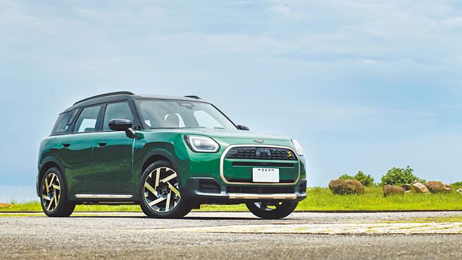 MINI Countryman SE ALL4擁有簡潔俐落的外觀造型，並在水箱護罩、保桿／車側下緣及輪圈採霧金配色，勾勒出搶眼的視覺效果，售價199萬元。（陳大任攝）