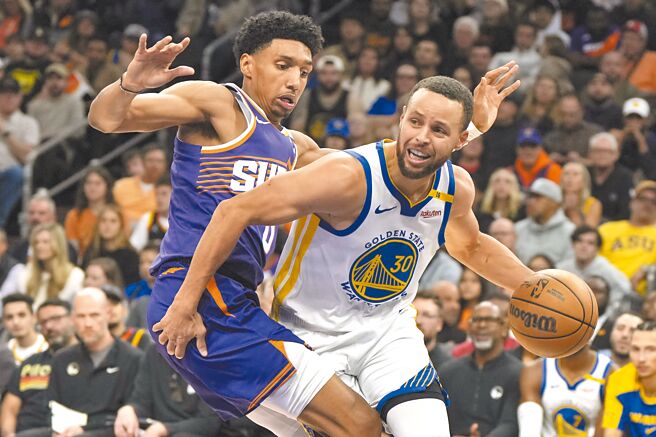 柯瑞（右）遭到邓恩贴身防守无法顺利突破。（美联社）