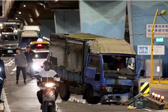 新北中山橋小貨車自撞橋墩 塞車車輛「倒退嚕」駛回橋上