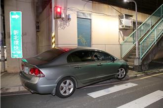 三重男自撞燈桿 新北警破窗逮人 車內搜出毒品