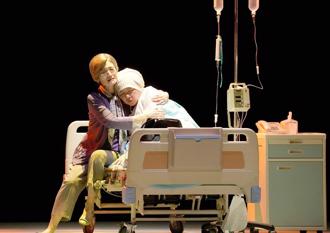 谭艾珍紧抱癌末的她太催泪！ 王琄化身「海女」坠入生命之海