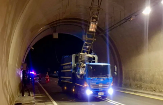 驚悚！台62瑪陵隧道「整排燈軌」掉落  猛砸垃圾車玻璃