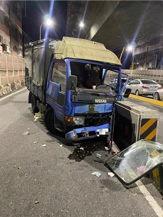 三重小貨車爆胎失控撞護欄 駕駛雙腳挫傷送醫