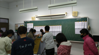 小六生校园遭警带走引爆怒火！国小师背景曝光 教学理念超热血