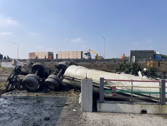 國1西螺段油罐車翻落邊坡！駕駛慘摔車外無生命跡象