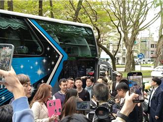 台大生舉牌抗議「這裡不是中國台北」馬辦：不要霸凌一個小女生