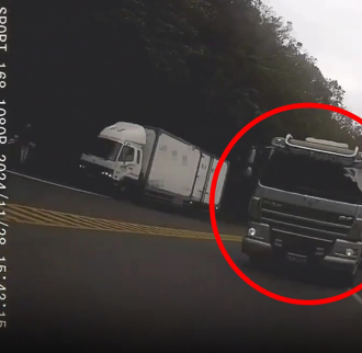 生死瞬間！大貨車蘇花公路逆向超車 騎士過彎「差點黏在車頭」