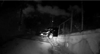 竹南男子因導航駛入窄巷車輛受困 警熱心助脫困